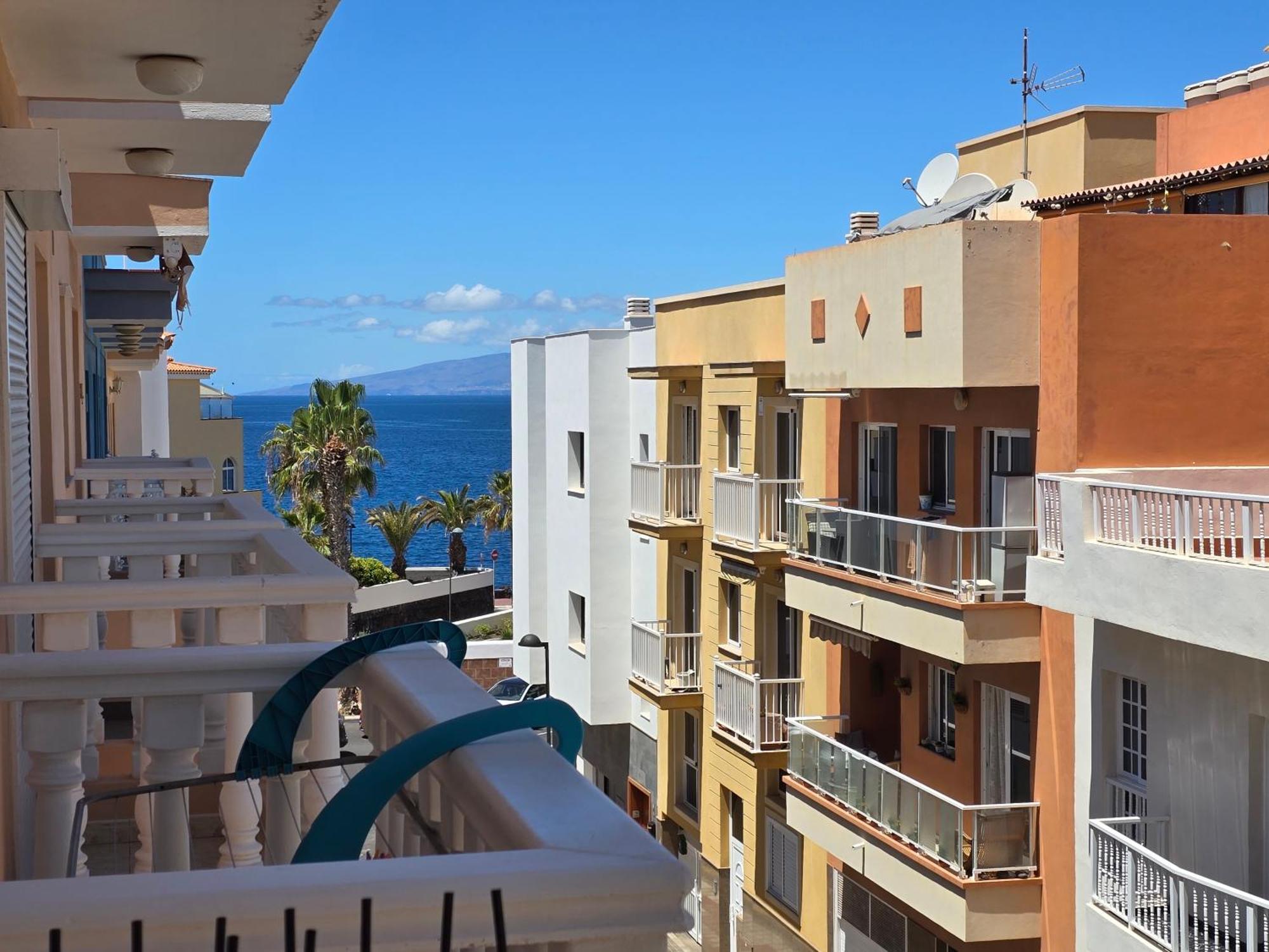 Beautiful Renovated Apartment With Air Conditioning Just Steps From The Sea In Playa San Juan Εξωτερικό φωτογραφία